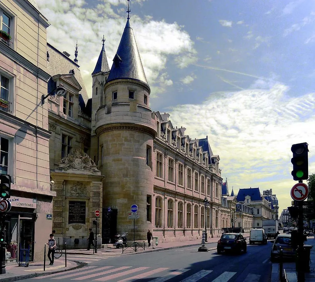 Architect's Triplex - Marais Apartment
